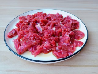 6、麻辣水煮牛肉,将调味料拌均匀。