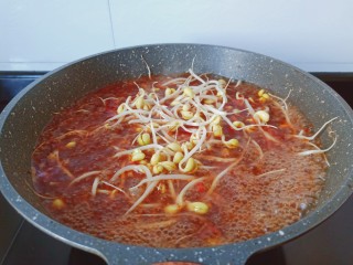 11、麻辣水煮牛肉,加入黄豆芽煮五分钟。