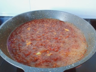 10、麻辣水煮牛肉,开大火煮开。