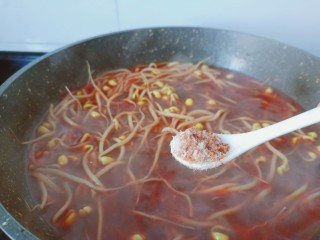 12、麻辣水煮牛肉,黄豆芽煮熟了加点味精。