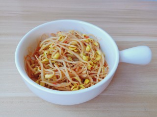 13、麻辣水煮牛肉,把黄豆芽捞出放入盘子里。