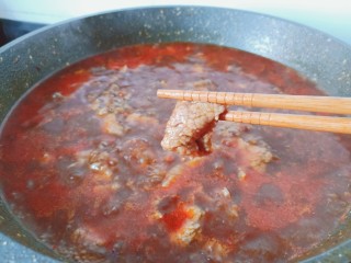 14、麻辣水煮牛肉,牛肉放锅里继续煮熟捞出。