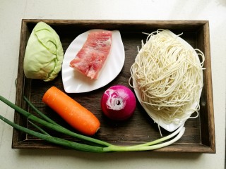 1、家常炒面。,准备五花肉，洋葱，胡萝卜，圆白菜，细面条和香葱。