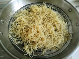 2、家常炒面。,面条放入蒸屉上，蒸锅上汽后中火蒸15分钟，把面条蒸透。
