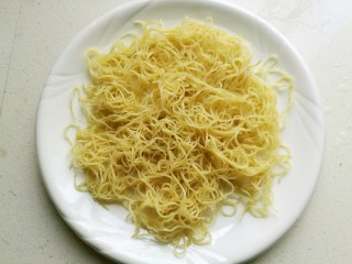 3、家常炒面。,蒸好的面条抖散备用。