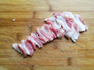 4、家常炒面。,五花肉切成薄片。