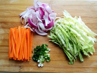 5、家常炒面。,圆白菜，胡萝卜，洋葱切丝，葱花切未备用。