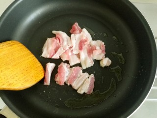 6、家常炒面。,热锅凉油，放入五花肉煸炒。