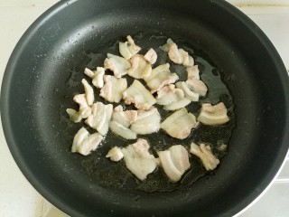 7、家常炒面。,炒至五花肉变色吐油。