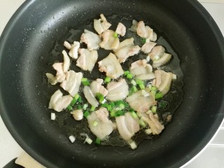 8、家常炒面。,放入葱花煸香。