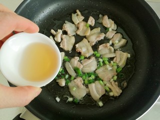 9、家常炒面。,加入一茶匙料酒。