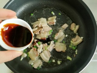 10、家常炒面。,放入生抽，再加入少许老抽润色。