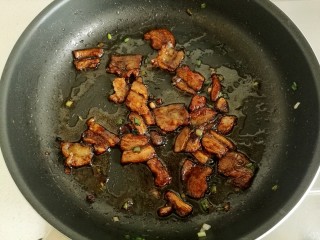 11、家常炒面。,把五花肉翻炒至上色。