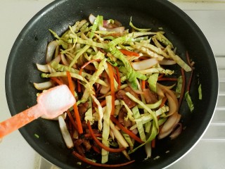 14、家常炒面。,翻炒均匀后加入食盐。