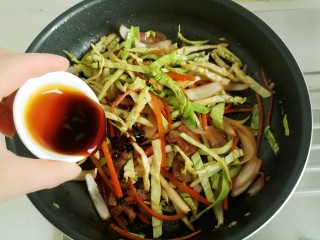 15、家常炒面。,再加入蚝油。