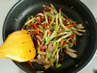 16、家常炒面。,继续翻炒均匀。