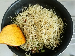 17、家常炒面。,加入蒸好的面条。