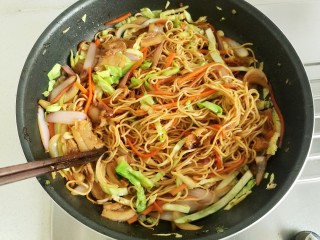 18、家常炒面。,用筷子翻炒一两分钟，翻炒均匀即可关火。