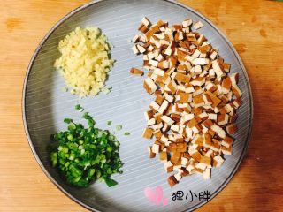 2、老北京炸酱,葱切成葱花，姜切沫，豆腐干切丁