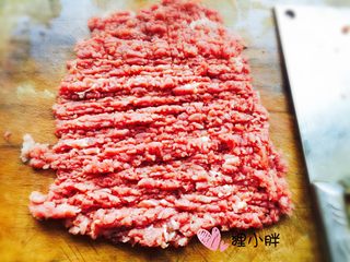 3、老北京炸酱,里脊肉剁剁剁，剁的我心累，其实超市的肉馅也可以。但是我妈天天说超市的肉馅都是剩的不新鲜。。