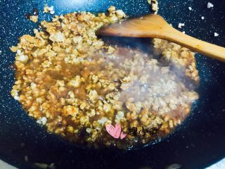 8、老北京炸酱,炒至酱和肉沫儿融合。。