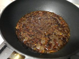 11、馋嘴版家庭烤鱼,加入辣椒丝，炒香。