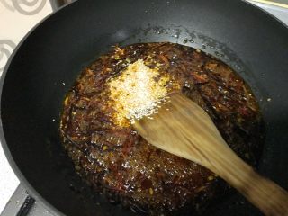 12、馋嘴版家庭烤鱼,加入一汤匙的芝麻，起锅。