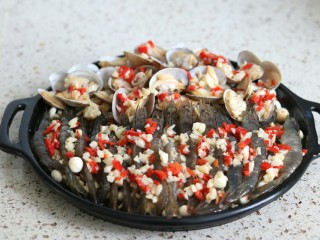 11、蒜蓉金针菇烤花蛤虾,浇上蒜末油，花蛤表面最好都要覆盖上，烤的时候肉才不会变干，放入烤箱200度烤12-15分钟，撒上葱花芝麻即可