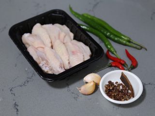 1、干锅麻辣鸡翅,材料准备好