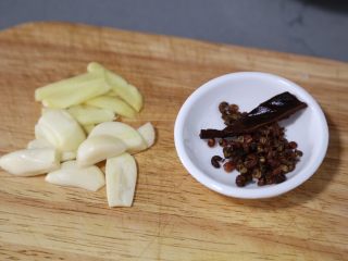5、干锅麻辣鸡翅,姜蒜切片、花椒桂皮冲洗干净