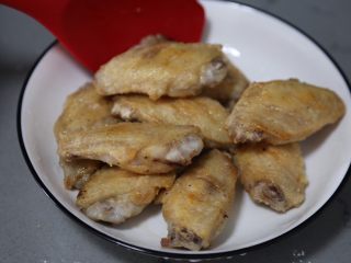 11、干锅麻辣鸡翅,盛入盘中待用