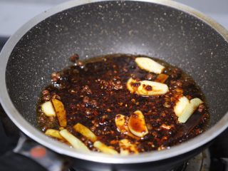 13、干锅麻辣鸡翅,倒入一大勺油辣子酱和酱油，炒香