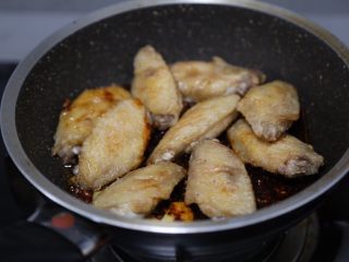 14、干锅麻辣鸡翅,接着放入鸡翅
