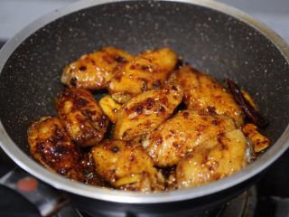 15、干锅麻辣鸡翅,翻炒至鸡翅均匀的裹上辣酱