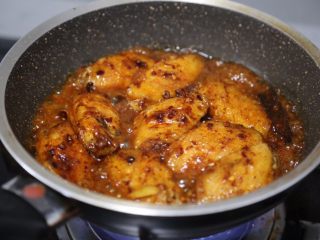 16、干锅麻辣鸡翅,加入一点点水，大火煮开