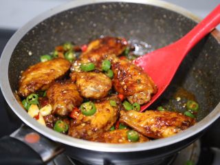 18、干锅麻辣鸡翅,大火翻炒至汤汁完全收干即可