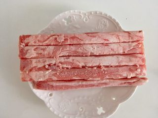 5、风琴土豆,火锅羊肉卷放盐水中浸泡解冻