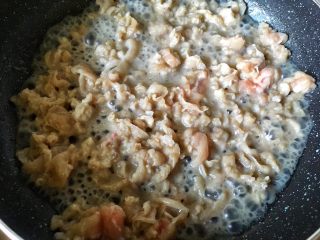 7、风琴土豆,空锅加热，放入羊肉卷煸出多余水分和油脂，沥干