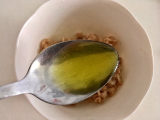 8、风琴土豆,在肉卷中加入半匙橄榄油，小半匙料酒