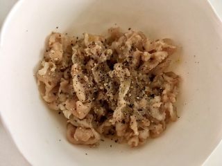 9、风琴土豆,再加少许盐和黑胡椒碎拌匀备用