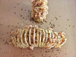 12、风琴土豆,撒上少许盐、黑胡椒碎、孜然粒