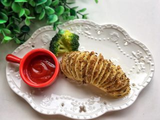 15、风琴土豆,最近忌辛辣，所以搭配番茄酱，味道也超赞哦～小朋友适合这样吃