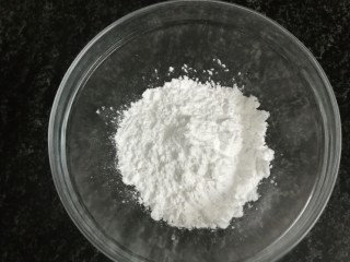 1、刮肠粉,准备好肠粉专用粉