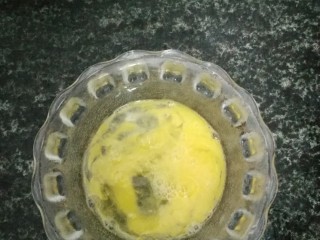 3、刮肠粉,蛋打散，待用