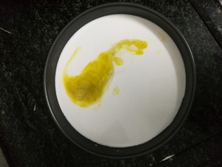 5、刮肠粉,静置过的浆，用之前搅拌均匀，勺上一勺粉浆，再1勺蛋液.可以换成肉沫或什么都不用加