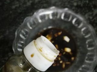 10、刮肠粉,姜，蒜切末，放入生抽