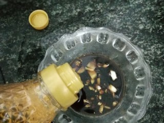 11、刮肠粉,加一点油