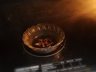 12、刮肠粉,微波炉高火转1分半(可以用锅)，酱料调自己喜欢的就行