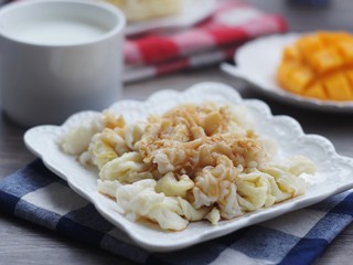 13、刮肠粉,浇上一点喜欢的酱料即可，如果想做成刮粉这样，粉浆调稀薄一点，刮板直接刮过来，不用卷，就是刮粉了