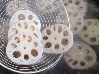 1、小熊奶酪包饭趣味便当,藕切片入开水焯烫捞出凉水冲洗下